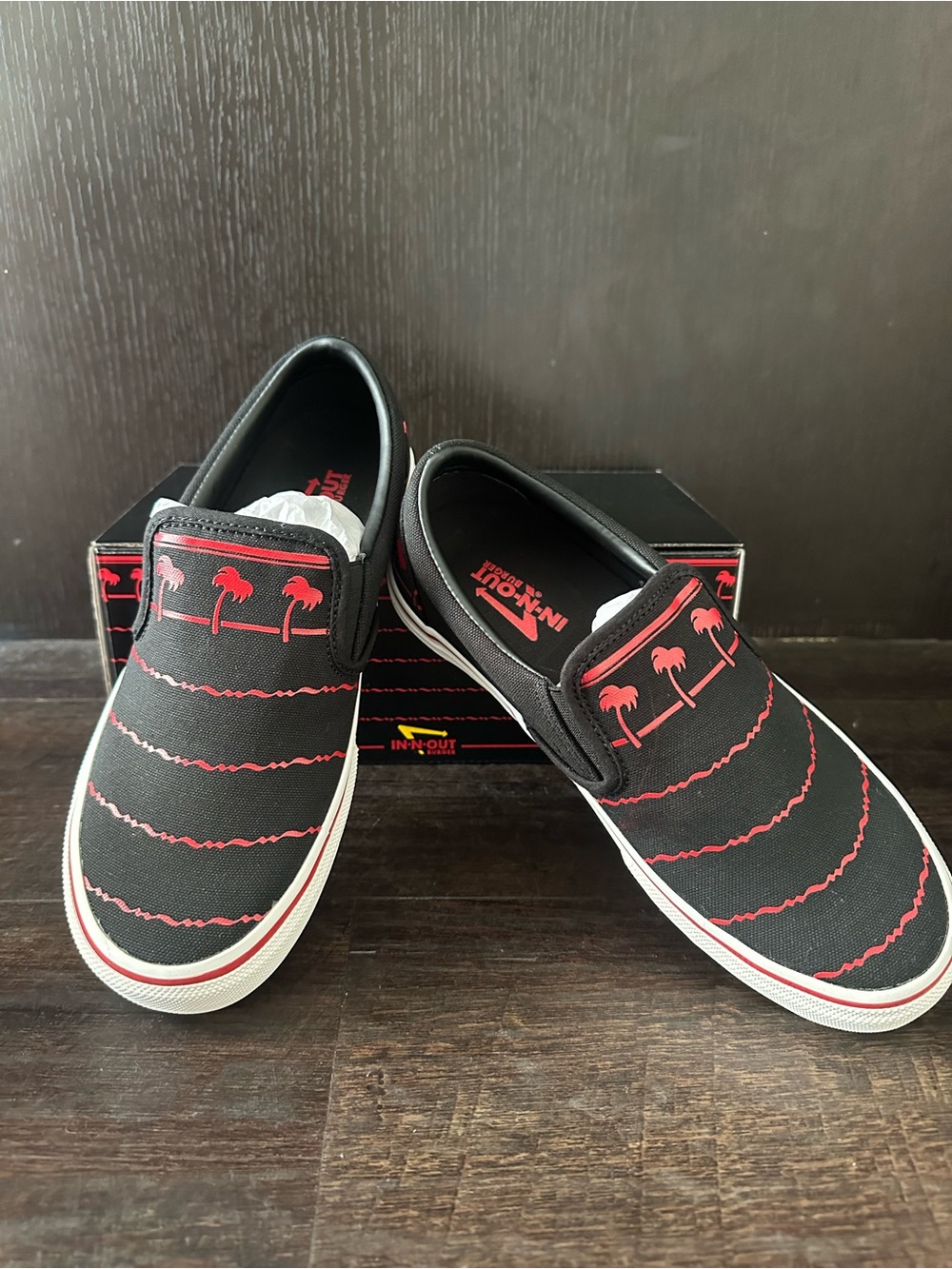 【BRAND NEW 】IN-N-OUT Black Slip-On Canvas Shoes with Red Palm Pattern